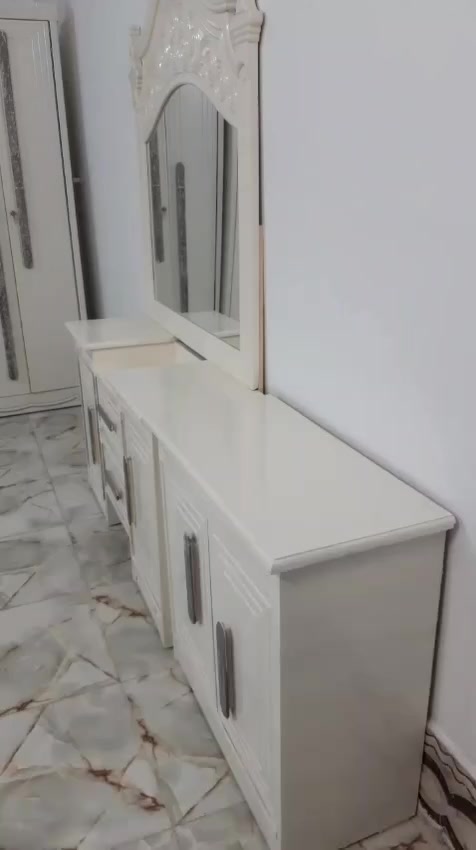 سلام عليكم غرفه عراقيه تصميم تركي ما مستخدمه جديده تتكون من 5 قطع (كنتور 6ابواب . جربايه مع الملحقات. مرايه. زاويه. ميز) السعر خاص مكاني النجف الأشرف حي ميسان 
***********
