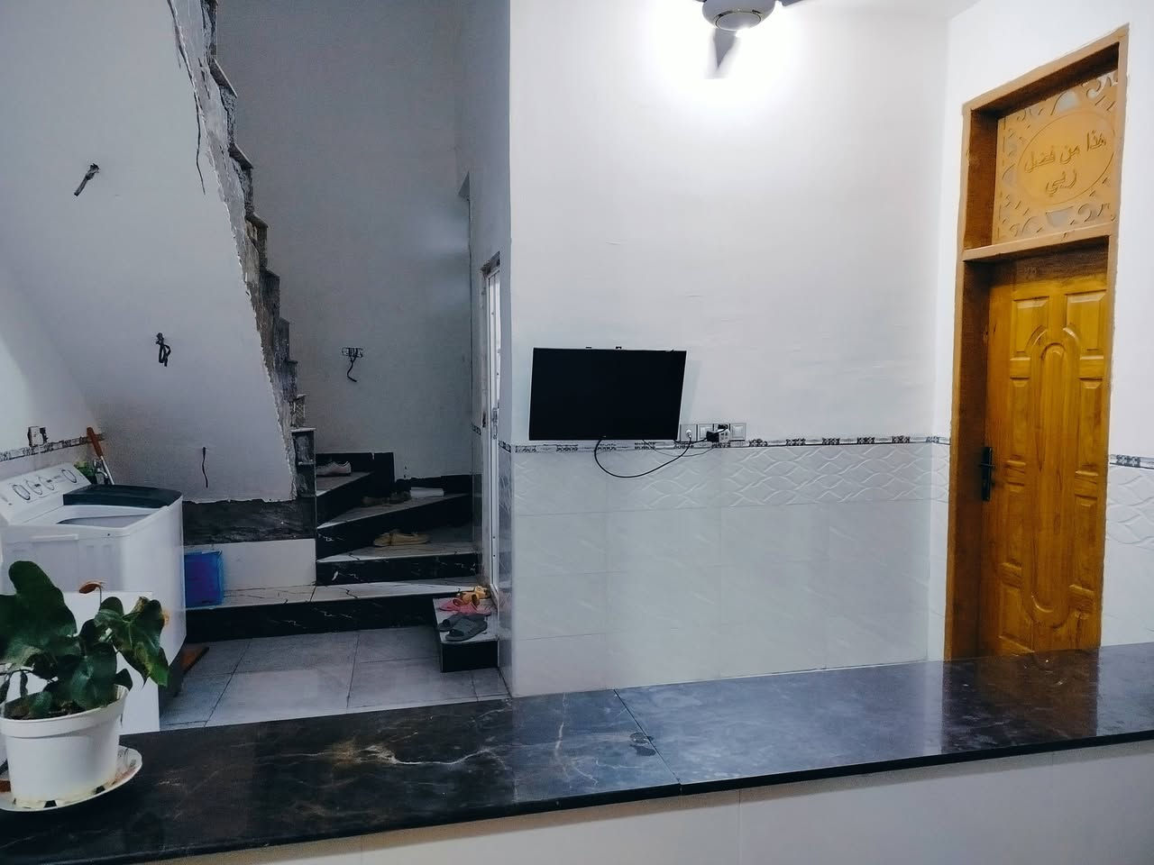 السلام عليكم بيت 100م 10×10يتكون من استقبال وصالتين ومطبخ و 3غرف و3حمامات بناء حديث البيت صارله 6اشهر من انسكن موقعه كربلاء فريحه منطقه اللايح يبعد عن طريق كربلاء 200متر وعن الامام 5دقايق للاستفسار الإتصال ***********
