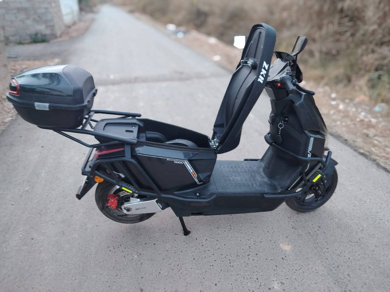 الدراجه شحن للبيع موديل ٢٥ مستخدمه شهر فقط نضافه فول تحتوي علئ ٦ بطاريات *********** المدائن سعرها مليون و ٢٠٠ وبيها مجال
