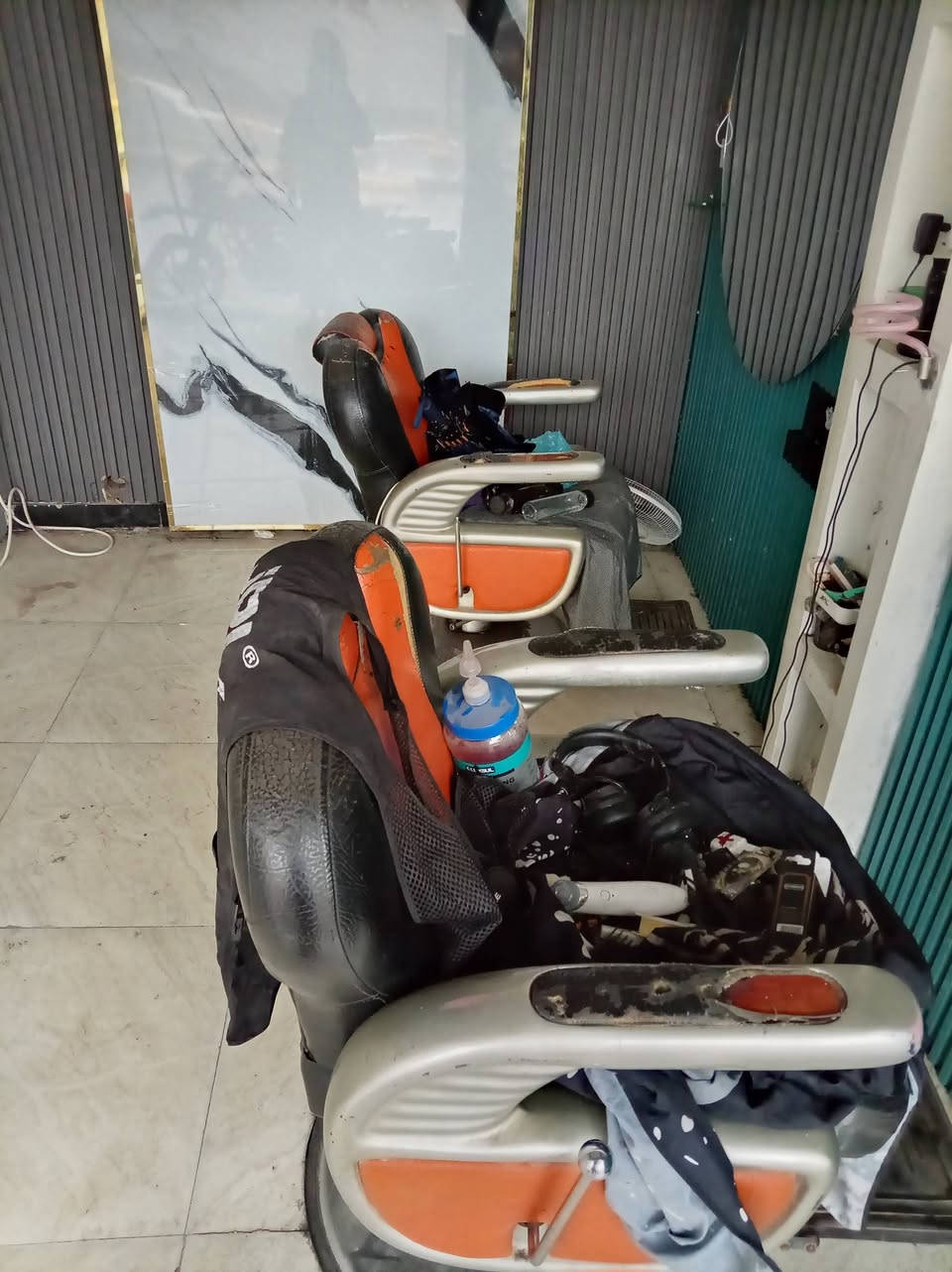 سلام عليكم محل حلاقه للبيع مع كافة المحتويات رافع قدرة ٤٠امبير كراسي حلاقه عدد ٢شغلات وكراسي جلوس عدد ٥ ومرايه مغسله ام الانارة للستفسار او التواصل خاص او على الارقام ***********
