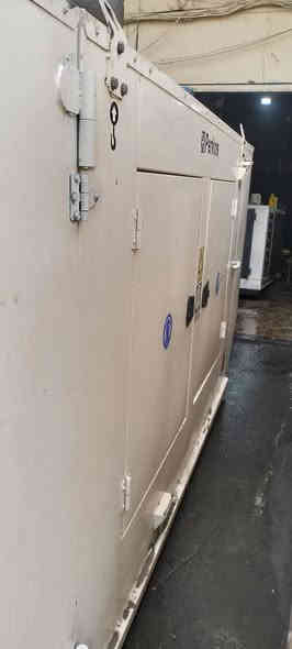 السلام عليكم للبيع مولدات عدد 2
نوع بيركنز كاتم.  محرك 6 سلندر 
ذو قدره 135 كيفي  مع راس توليد فرنسي اصلي 
استخدام قليل على وضع الشركه 
العنوان. كراده شارع52. 
للاتصال ***********
متوفر وات ساب على نفس الرقم
