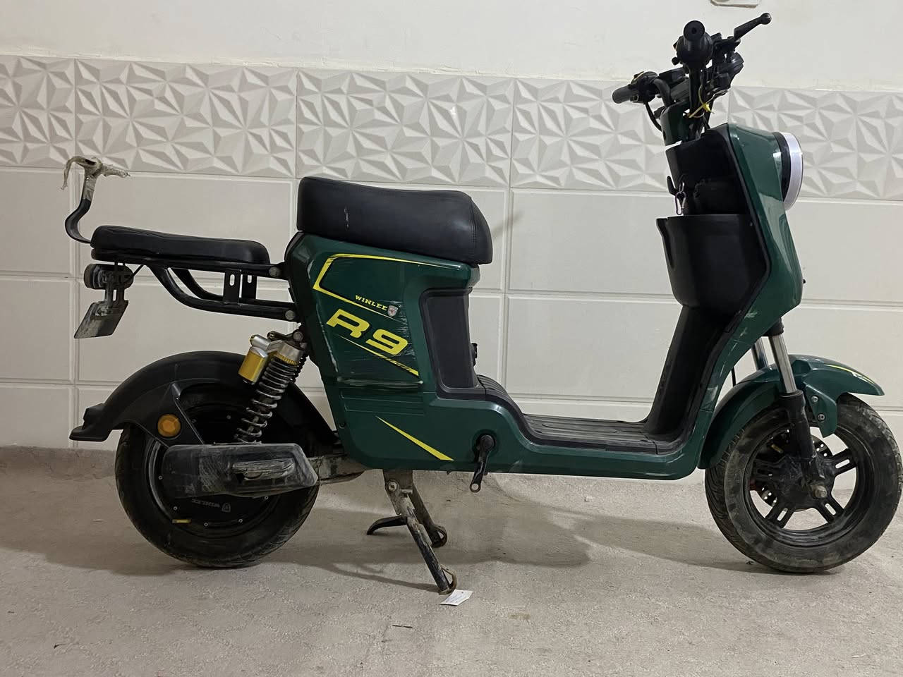 السلام عليكم دراجه R9  2026 بطاريات 32امبير 5بطاريات كلهن نضيفات شاحنته الاصليه صارله اقل 5 من طالعه من الوكيل الشحن مالهه حلو وما تصرف السعر 375 وبيه مجال قليل
الرقم :***********
