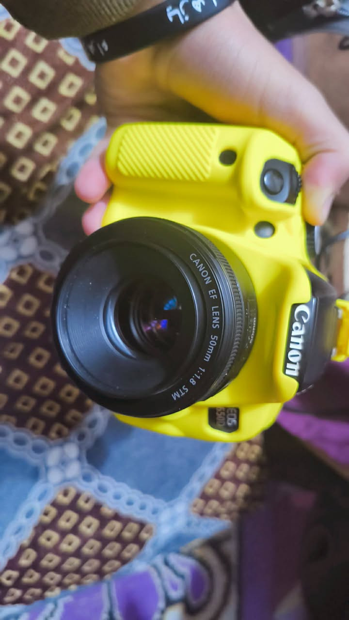 كامره كانون650 
وياه زوم رياضي 300/70 

حزام كتف 
جنطه 
رام 
بطارتين 
للبيع السعر خاص رقمي الخاص ***********
