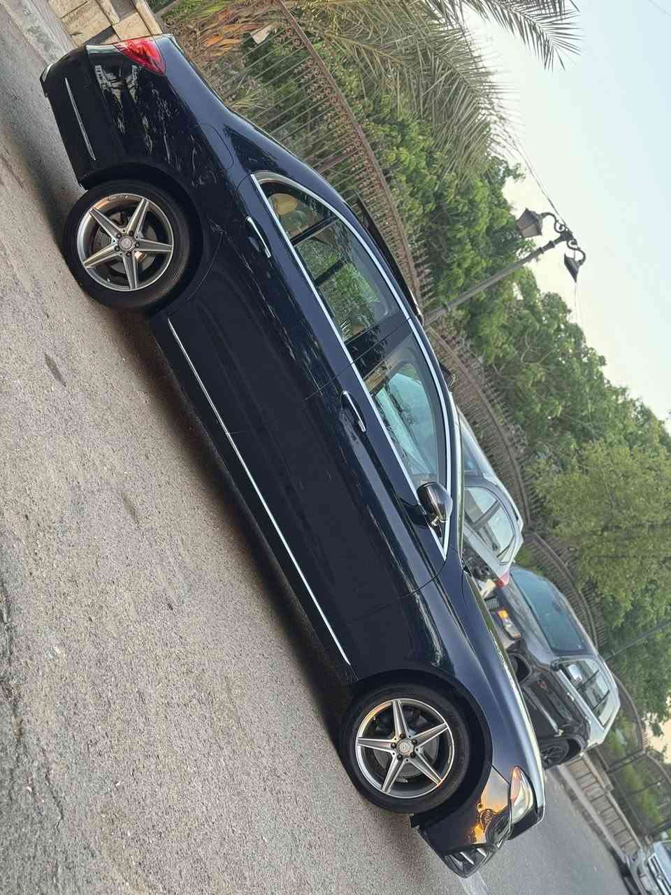 للبيع مارسدس  E300 موديل 18 حادث بسيط بدون ايرباك ضمان دولي بصمتين رقم بغداد حرة باسمي هزة جديدة مواصفات:
بانوراما 
داخل جلد ابيض + صاج ملكي
شاشة+ كامرا دوارة
داخل انارة متغير 64 لون + انارة تبريد
كشنات خزن ميموري ثنينهن + كهرباء
تدفئة كشنات
سيتم صوت BURMESTER
حساسات ٣٦٠ درجة
دبل ماوس تحكم
انارة داخلية led
رادار جانبي + نقط عمياء
رادار امامي + تحديد مسار
نظام Auto park
نظام Auto stop
مودات قيادة(eco,comfort,sport,custom)
جنطة كهرباء
وباقي المواصفات المعروفة والسيارة جديدة وكاملة مكملة اي نقص مابيهة (صفر مسج) وماشية ٦٠ الف وحادثهة كلشي بسيط جاملغ وبنيد ومبدلات اصليات نفس اللون بدون صبغ بدون دواخل وايرباك  وصور الحادث موجودة عندي عالخاص والسعر 25,500$ للاستفسار ***********
