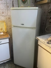 ثلاجه للبيع صغيره ب100 وبيها مجال  السيديه 07810267034