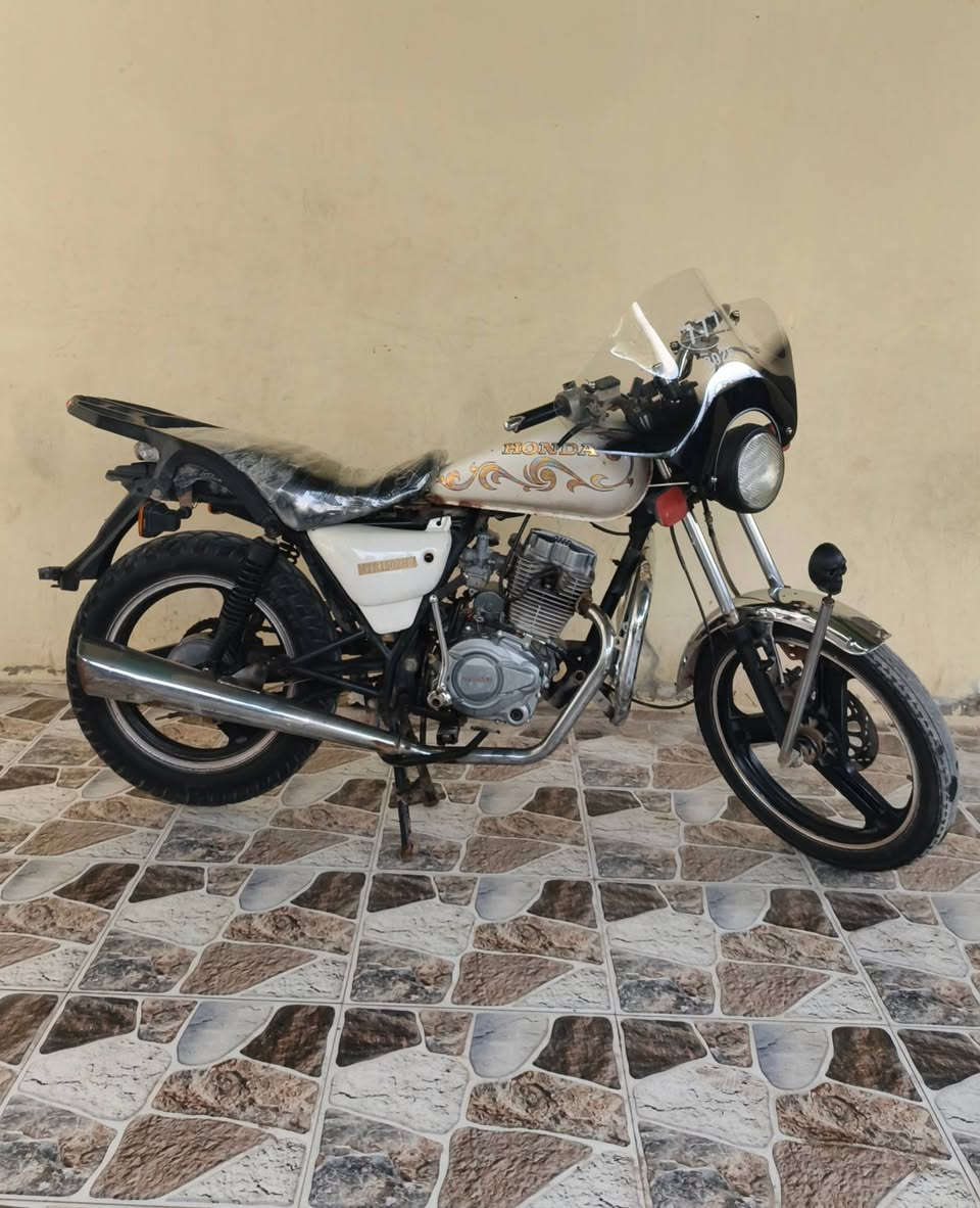 السلام عليكم
دراجة هونده 2017 أوراق كامله، للبيع السعر 350 وبيها مجال المكان ديالى شهربان ***********
