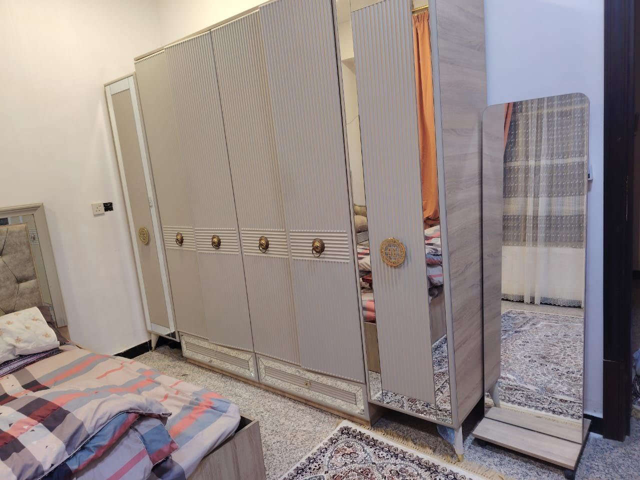 اعلان بيت ايجار جديد 📢
بيت مساحة ١٠٠ متر مؤثث بالكامل ✅

📍موقع البيت / منطقة التاجيات
مكان مميز جداً 

تفاصيل اكثر 
••••••••••••

يحتوي على 3 غرف نوم 
طابق ارضي مؤثث غرفة نوم واستقبال ومطبخ كبير نظام الصالة مفتوح على الاستقبال ..

والطابق الثاني غرفتين نوم مع الخدمات 

سعر ايجاره 💰 / مليون دينار فقط 💰

للتواصل والاستفسار تواصلوا معي على الرقم ***********
