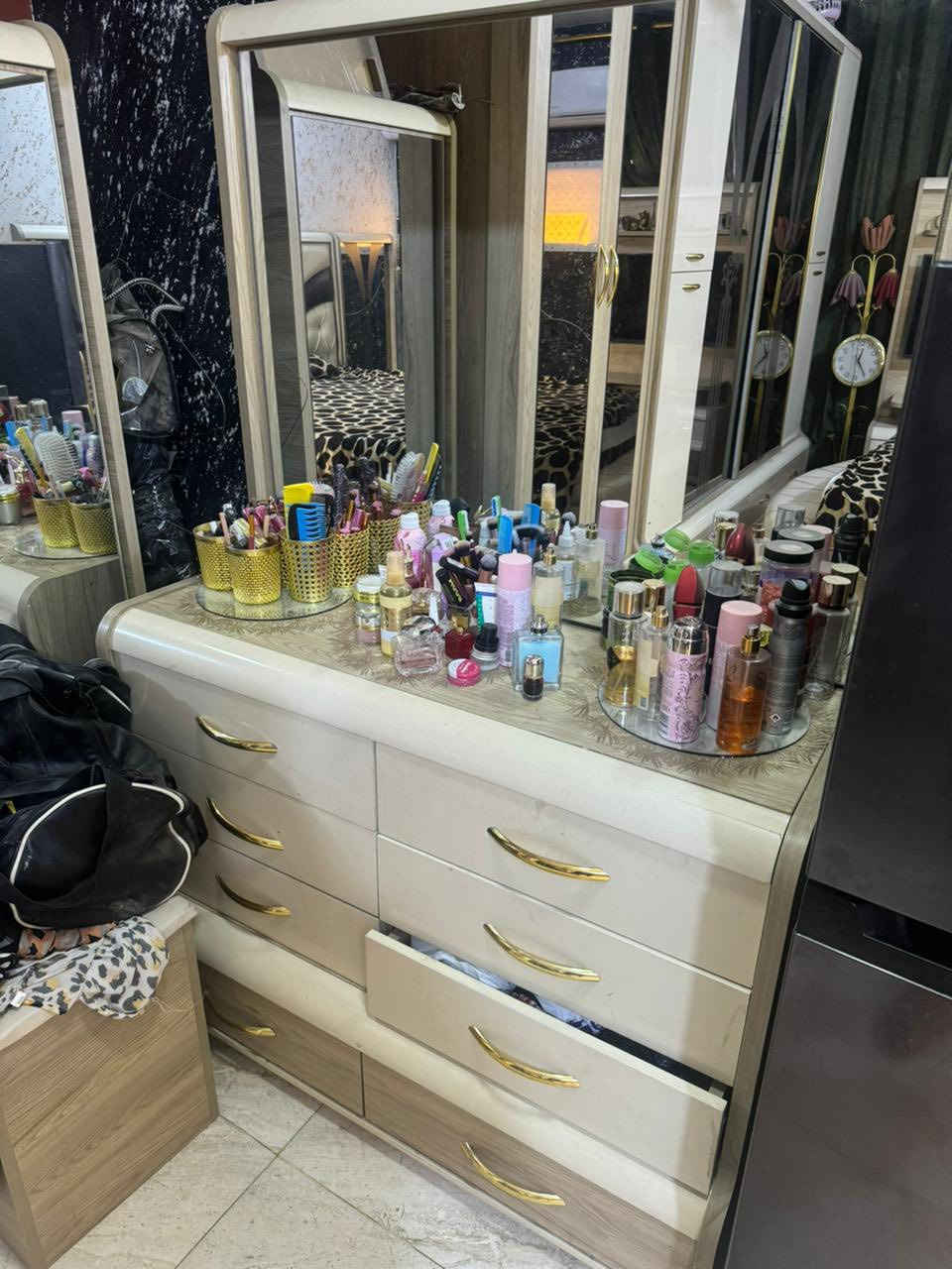 مرحبا
11 قطعة تركي بيها بعض الاضرار 
مليون قفل قفل قفل رجاءاً 
مكاني حي الاعلام ( الري ) ***********
