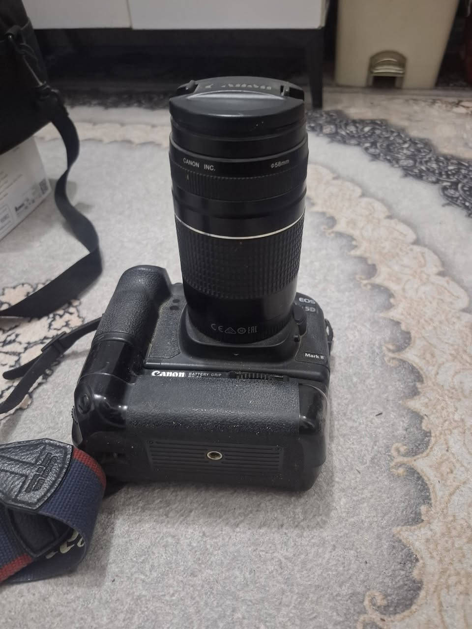 كاميرا Canon  5D مستخدمة للبيع مع كرب بطاريات عدد ٢ وشاحن للبيع السعر ١٧٥ ألف للإتصال على رقم الوتساب ***********  كربلاء المقدسة .

