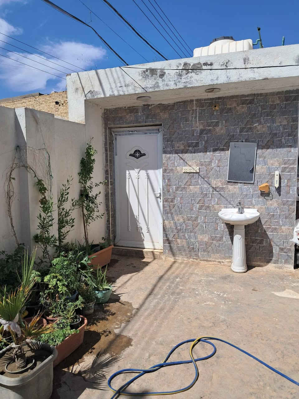 سلام عليكم بيت للبيع  بغداد المعامل بستان سامي مقابل رضاء عويد شارع الصيدليه مساحه 250م خدمات كامله بيت قاطين بيه ستقبال +مطبخ + 6غرف نوم  مابي كل نقص   》الاستفسار اتصل *********** ابو عدي الدراجي
