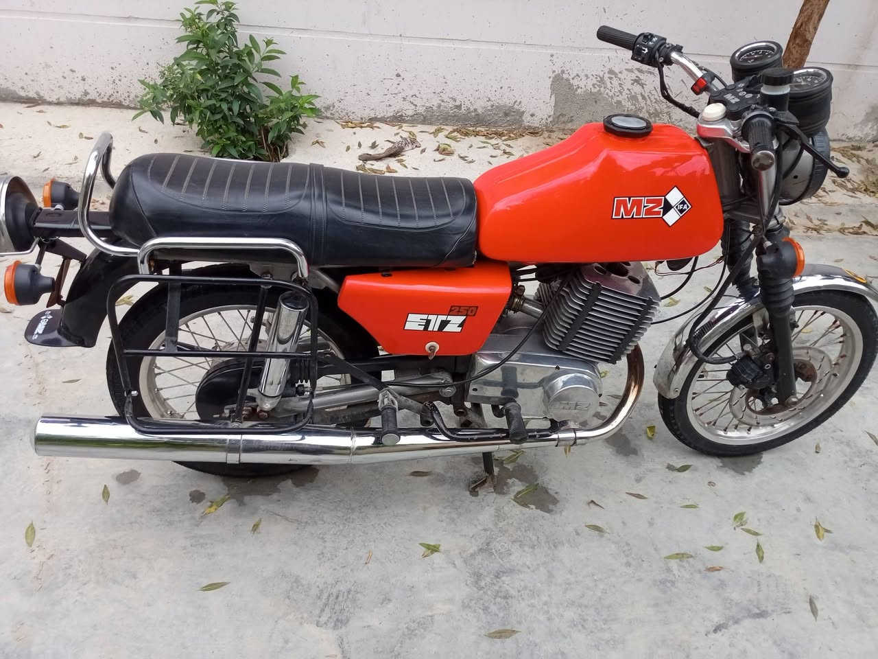 سلام عليكم من رخصت مدير الكروب دراجة امزت 82 دراجة كصه واحد 1عل فتح دراجه كامله مكمله  بيه لحيم بل خشم وجه الكشن دراجه معمره عله اخر حبايه ترايك وين ميعجبك مكاني ديالى بعقوبة ‏‪***********‬‏ الخاص مغلق السعر مليون  600وبيه مجال للشراي
