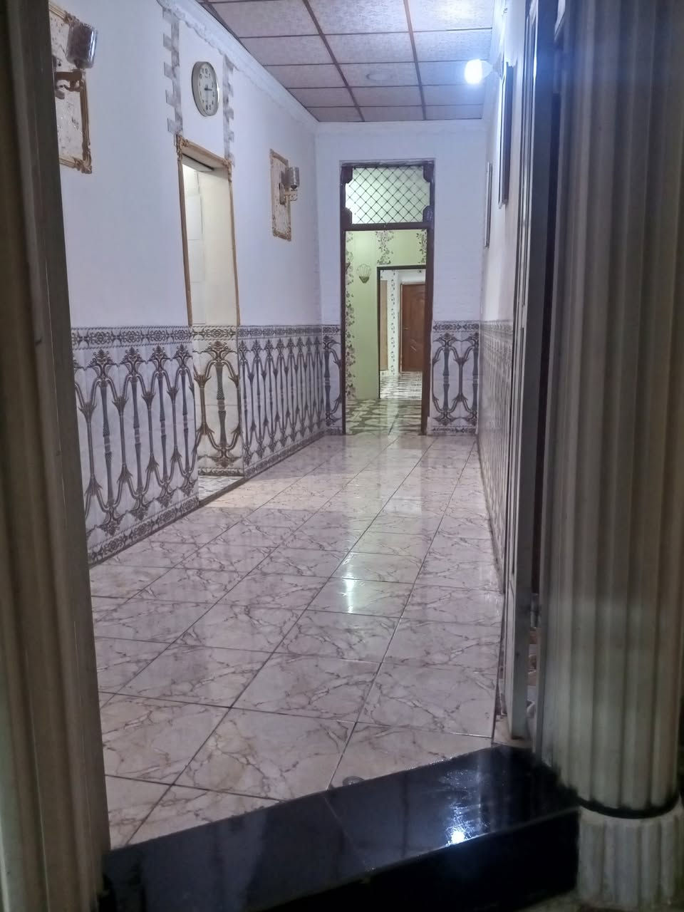 السلام عليكم ورحمه الله 
دار زراعي للبيع مساحه 250م  غرفتين ومطبخ وهول استقبال ومجمع صحيات شرقي وغربي ..مع محل صالون تكدر اتأجره أو تشتغل بي .التبليط للباب خدمات فول ماء وكهرباء ونت ضوئي ومولد ذهبي .. الك هديه سخان تانكي وماطور ماء جديد وتخم رئاسي.. مدرسه ابتدائيه تبعد عن البيت 20 م فقط يعني دقيقه وحده ولدك بلمدرسه ويبعد عن الشارع العام حله بغداد 200م ..العنوان المحاويل حي السلام..والسعر مناسب 45  ..للتواصل الاتصال على الرقم ..*********** استاذ ابراهيم الطائي
