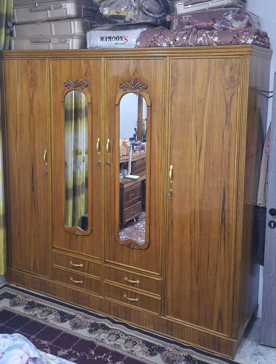 خزانة ملابس (كنتور) 4 أبواب بحالة ممتازة للبيع
خزانة ملابس خشبية بتصميم كلاسيكي راقٍ، تتميز بلمعة "فارنيش" طبيعية تبرز جمال نقشة الخشب. الخزانة نظيفة جداً ومناسبة لغرف النوم الرئيسية أو غرف الضيوف.
القياسات :
العرض 230
الارتفاع 220
العمق 60
السعر 375 قابل للتفاوض 
الاستفسار خاص


**إذا كنت صاحب هذا الإعلان وتريد حذفه لأي سبب، رجاءا أرسل رسالة إلى الدعم الفني**