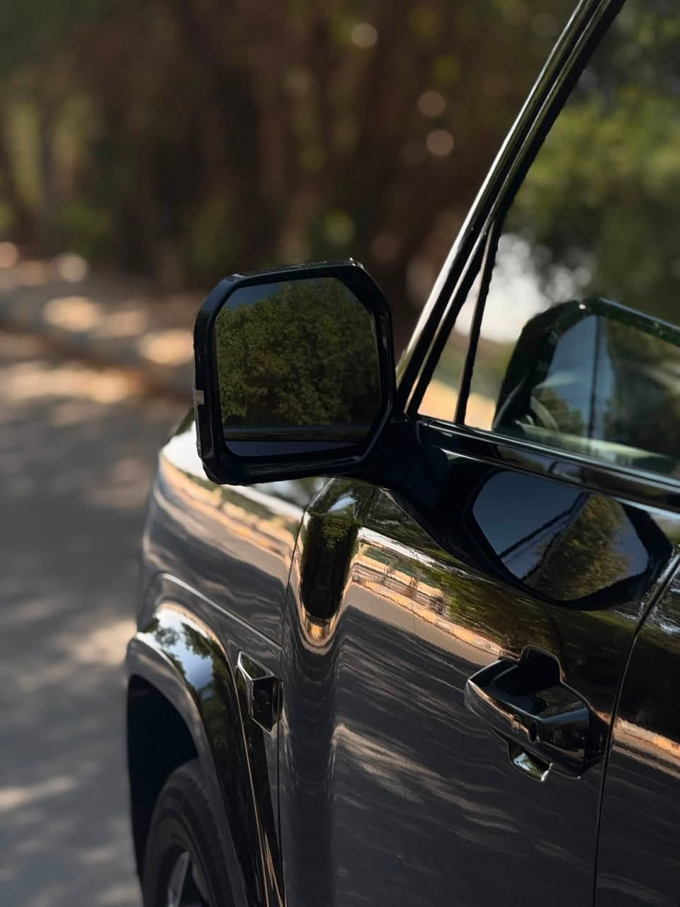 ن)
✅ الموديل: 2025
✅ المحرك: 1.5 لتر تيربو + نظام هايبرد قابل للشحن (PHEV)
✅ نظام الدفع: رباعي ذكي (AWD)
✅ القوة: حوالي 483 حصان
✅ العزم: 620 نيوتن.متر
✅ التسارع: من 0 إلى 100 كم/س خلال 4.5 ثانية
✅ البطارية: Blade Battery سعة 35.6 كيلوواط/ساعة
✅ المدى الكهربائي: حتى 190 كم (CLTC)
✅ المدى الكلي: حتى 1300 كم

المواصفات:
✔️ شاشة وسطية كبيرة متعددة الوظائف
✔️ شاشة عرض أمامية (HUD)
✔️ سقف بانوراما
✔️ 13 كاميرا 360° وحساسات أمامية وخلفية
✔️ مقاعد جلد كهربائية مع التدفئة والتبريد والتدليك (أمام)
✔️ شحن لاسلكي للهاتف
✔️ ثلاجة داخلية تبريد/تسخين
✔️ نظام صوتي فاخر
✔️ مثبت سرعة متكيف
✔️ المحافظة على المسار، مراقبة النقطة العمياء، وفرملة طوارئ تلقائية
✔️ تشغيل ذكي بدون مفتاح
السعر المطلوب ٥٧ مليون 
السياره ماشيه ٨٠٠٠ الف وقابله للزياده
***********
مكفوله كفاله عامه
