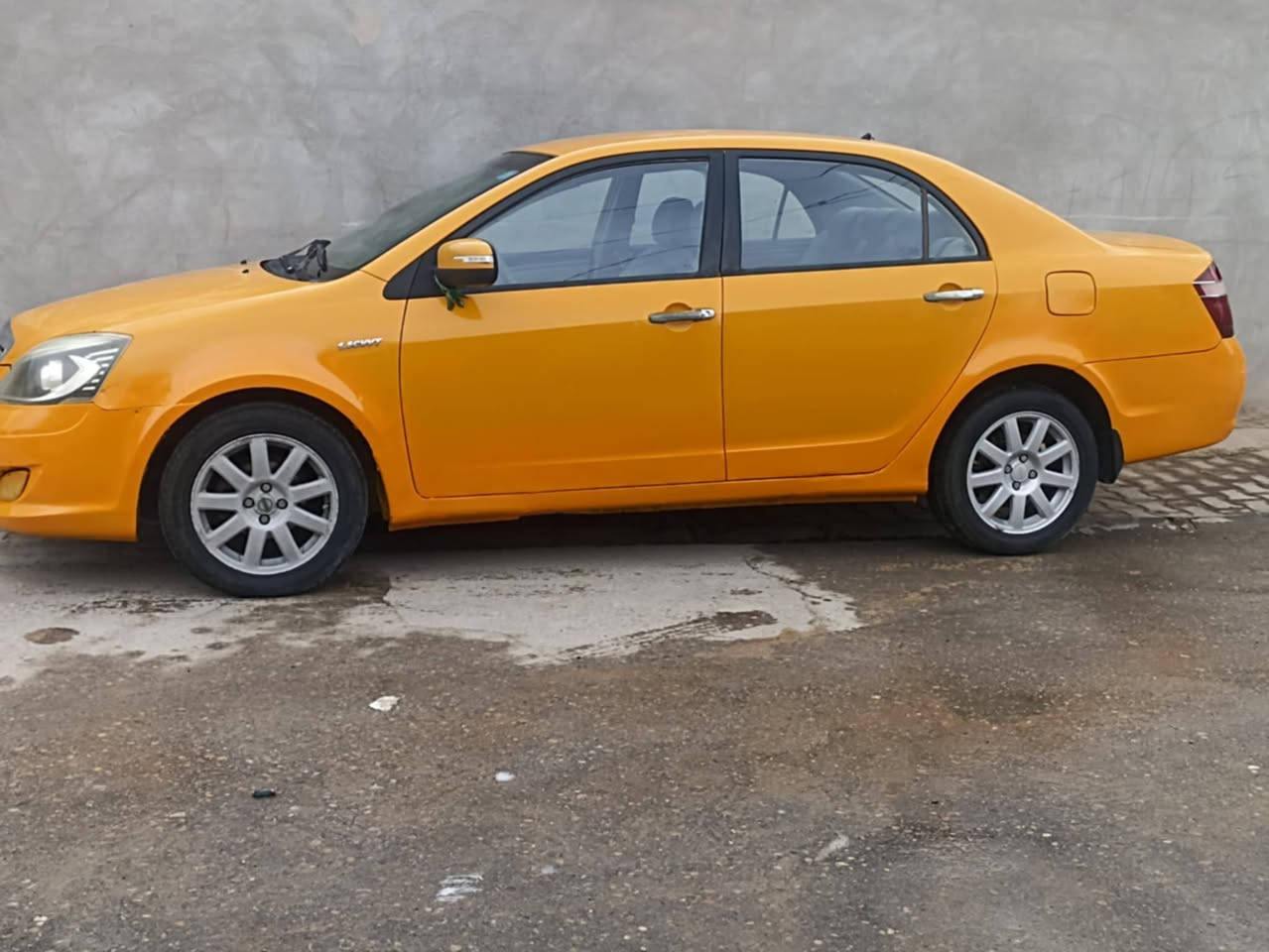 السلام عليكم. َ
بيع او مراوس بخصوصي.السعر 38 وبيها مجال 
من رخصة الادمن.
جيلي موبل م 12 رقم انكليزي سنوية ل 30.  مكانها الديوانية تبريد شغال حدادية. ٨٠ بالمية. مكينة بيها خيط بخار  غرامات وهيىة مصفرة.

***********
