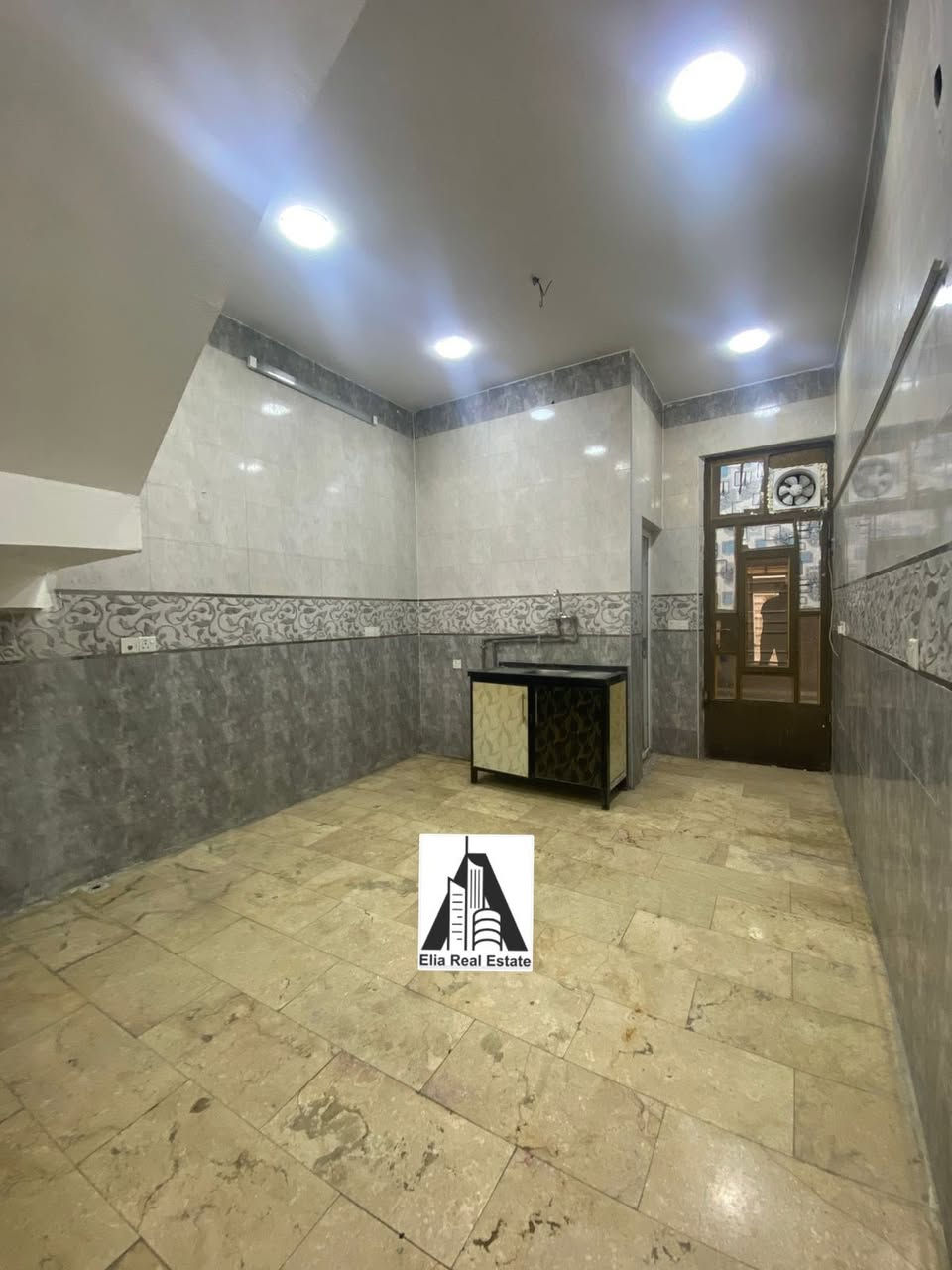 للايجار 50 متر استقبال ومطبخ وغرفتين نوم وصحيات مكانه  السيدية / الاقتصاديين خلف حلويات الهلالي ايجاره 750 الف 
*********** حمزة 
مكتب ايليا للعقار
