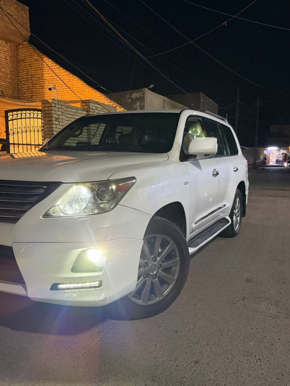 السلام عليكم 
LX570 SPORT 2011 
 1-السيارة فول ١/١ 
2-رادار امامي 
3-حساسات360 درجة
4-كامرات امامي خلفي جانبي 
5-اشاير بل مري 
6-مري شفط 
7-جگات شغالة كاملة مابيهة اي مشكلة 
8-نضام dinamic للتوازن بالجگات يعني من تميل تعدل روحهة السيارة تلقائي 
9-كشنات جلد 
10-كشنات تدفئة تبريد +جميع الكشنات امامي خلفي كهرباء +كشن السايق خزن ميموري ٣وضعيات
11- ٣وضعيات قيادة SPORT/NORMAL/ COMFORT
12-بلوتوث اغاني
13-شاشة كبيرة 
14- فتحة سلايدروف
15-محرك ٨ سلندر 5700 
16-صندوگ كهرباء+الصندوق سوفت كلوز (شفط) 
17-دفع رباعي4X4 
18-كامرة دوارة
19-٧راكب 
20-تشغيل عن بعد 
21-بصمة 

السيارة بيهة الجاملغ الخلفي مال السايق صبغ بدون دواخل وبيهة دائرة صغيرة كلش بكد راس الاصبع بالباب اللي خلف السايق اما الباقي كفالة عامة گير مكينة كفالة عامة  صدرهة نضيف السيارة مال بيت كل اسبوع تطلع مرة استخدام بيت السيارة ترايهة البصرة وين ميعجبك تطلع بيهة السيارة رقم بغداد
***********
السعر/ 315
عنواني بغداد
