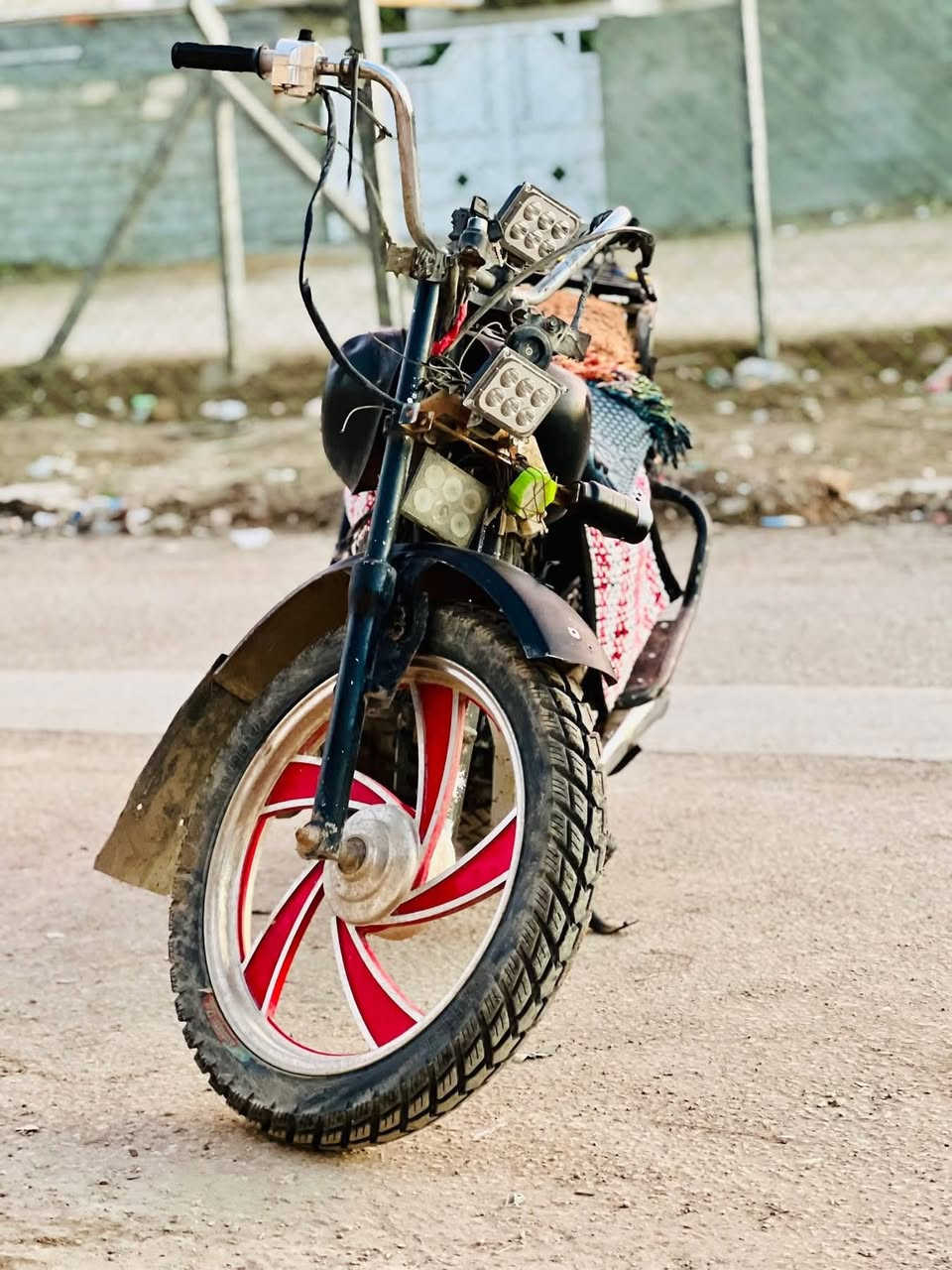 السلام عليكم ….جونده للبيع كلك كلك دراجه مكينته خير من الله خرسه شلع ومعدل فول  كهربائيات كله شغاله سلف نگره   
بيه زوج تاير +زوج اوياله جدد 
دبلات الخلفيه زوج جدد 
ضفيره جديده 
باتري جديد 
سعره 250وبيه مجال بسيط للشراي 
مكاني بابل المسيب السده الهنديه 
***********بي واتس آب
