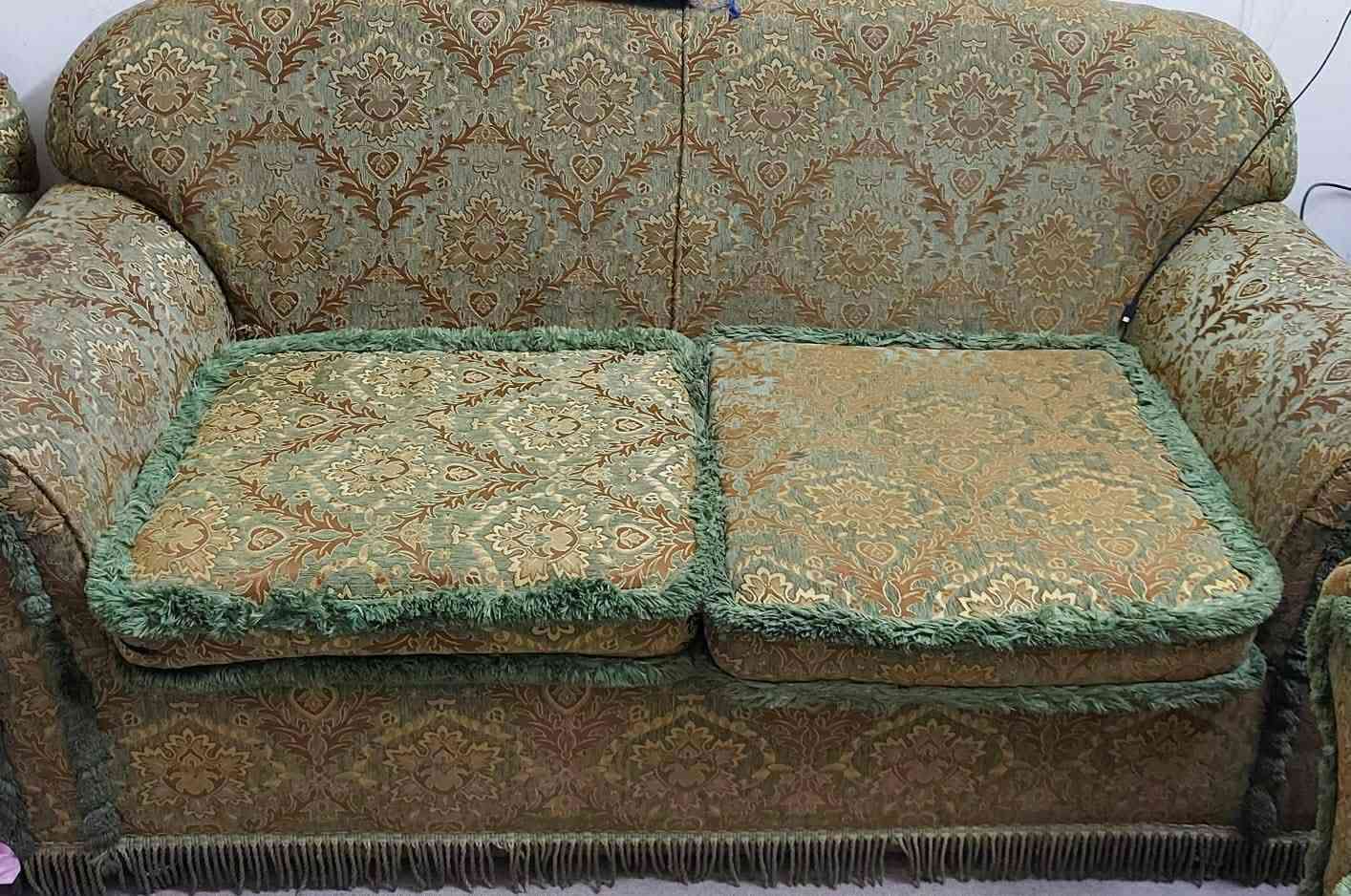 تخم ونص قنفات سبعه مقاعد زان مصري  و ٣ مقاعد ايضا يمكن ان يكون تخم من ١٠ مقاعد للبيع ب٢٥٠ الف وبه مجال للاتصال ***********
