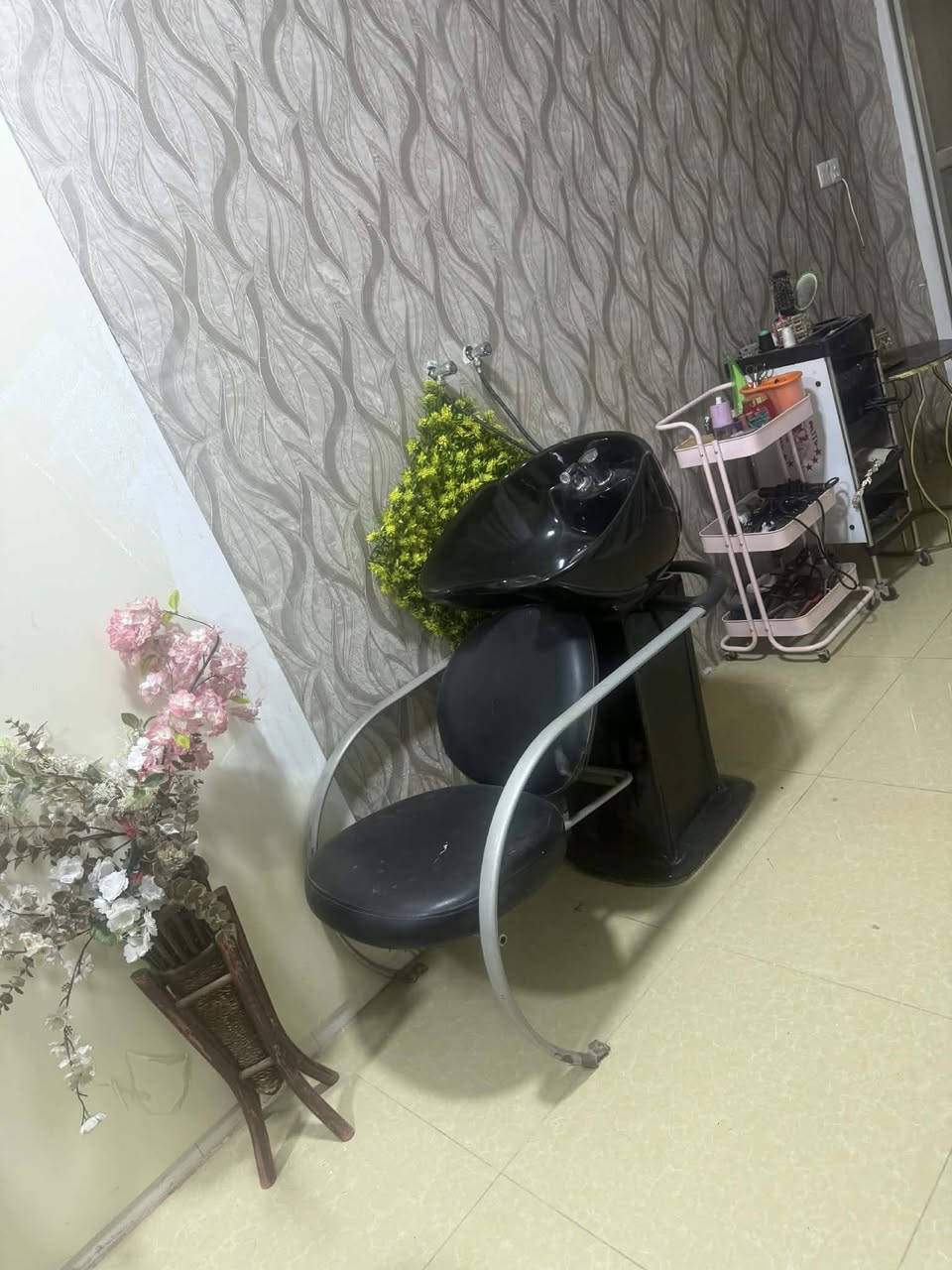 📞 ***********
🔥 للبيع أغراض صالون بحالة ممتازة 🔥

🪑 الأسود 75 (بيه مجال)  
🪑 الأبيض 100 (بيه مجال)  
🚿 مغسلة 125 (بيه مجال)  
❄️ براد 60 (بيه مجال)  
💨 هيدوفيشل ويا بخار وميز 200 (بيه مجال)  
🧴 ميز أبيض 75 (بيه مجال)  
🪞 مراية بيضه 25 (بيه مجال)  
🪞 مراية رصاصي 50 (بيه مجال)  
🟠 تخم برتقالي 50 (بيه مجال)  

✔️ البيع مفرد أو كامل
