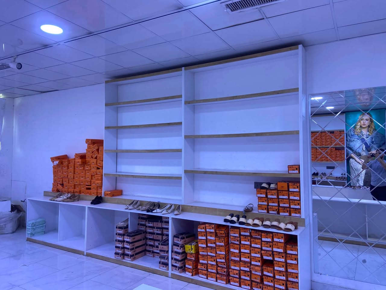 عندي رفوف وجرارات مال محلا نضيفات كلها خشب اصلي شي مضبوط للبيع شلع عنواني كركوك شارع قدس ***********
