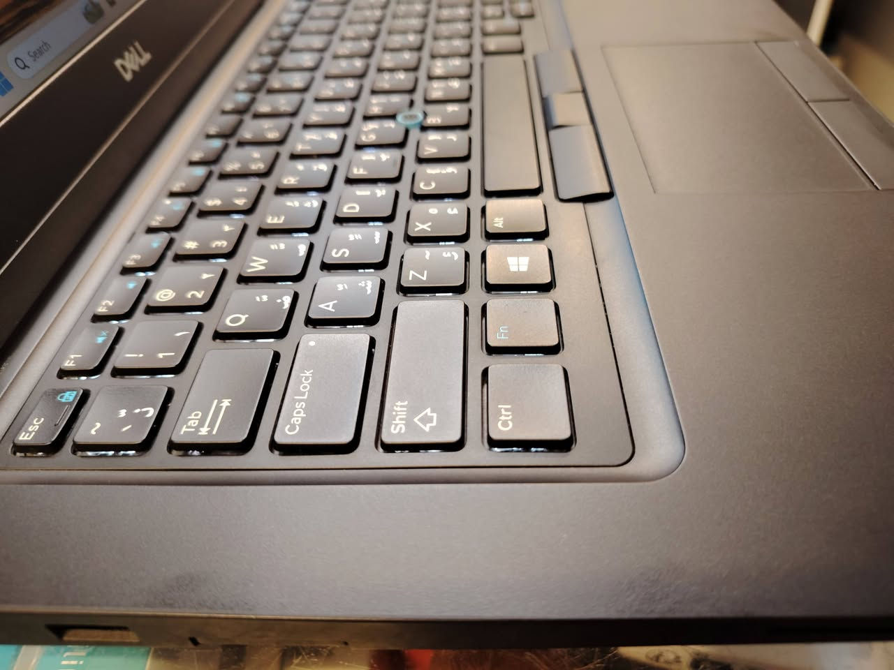 Dell Latitude 5491
معالج كوراي سفن الجيل الثامن H
رام 8 كيكا ددر4 قابل للتطوير
هارد 256 كيكا سسد ام تو قابل للتطوير
حجم 14 انج
كرت شاشة داخلي انتل 4 كيكا
كيبورد عربي انكليزي ضوئي ليزري 
السعر 360 الف دينار شامل التوصيل 
هدية 🎁 حقيبة 👝 وماوس
***********
