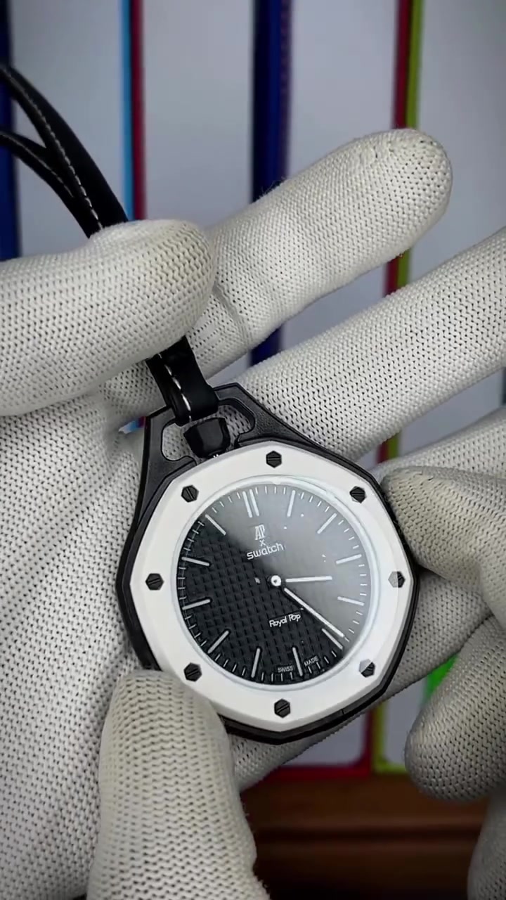 *AP x Swatch Royal Pop 🎨⌚*

تصميم Royal Oak الأيقوني بمادة Bioceramic خفيفة ومريحة 
هيكل ملون ناعم + سير تعليقة ستايل يلبس ساعة أو تعليقة شنطة 

قطعة فنية من Audemars Piguet x Swatch بعلبتها الأصلية 💙 
ألوان متعددة تناسب كل ستايل وأجواء الصيف

*سعر القطعة: 25 ألف فقط* 
*توصيل مجاني* لكل المحافظات 🚚

الكمية محدودة جداً 🔥 
دز "رويال بوب" واللون اللي تريده دايركت 📩

#APxSwatch #RoyalPop #Bioceramic #ساعة_تعليقة #ستايل_ملون توصيل_مجاني


**إذا كنت صاحب هذا الإعلان وتريد حذفه لأي سبب، رجاءا أرسل رسالة إلى الدعم الفني**