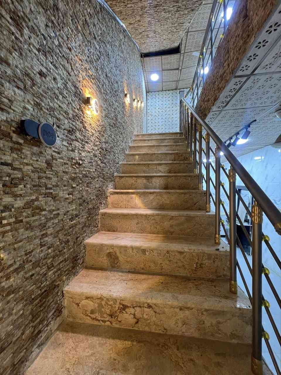 بيت طابق ثالث للرهن او الايجار يصلح عيادات طبيه او مجمع طبي موقع قرب كرار الطويل يحتوي على 4 غرف ومجمع صحيات ومكشوفات  البيت جدا نضيف كما موضح بالصور 
للتواصل 
***********
