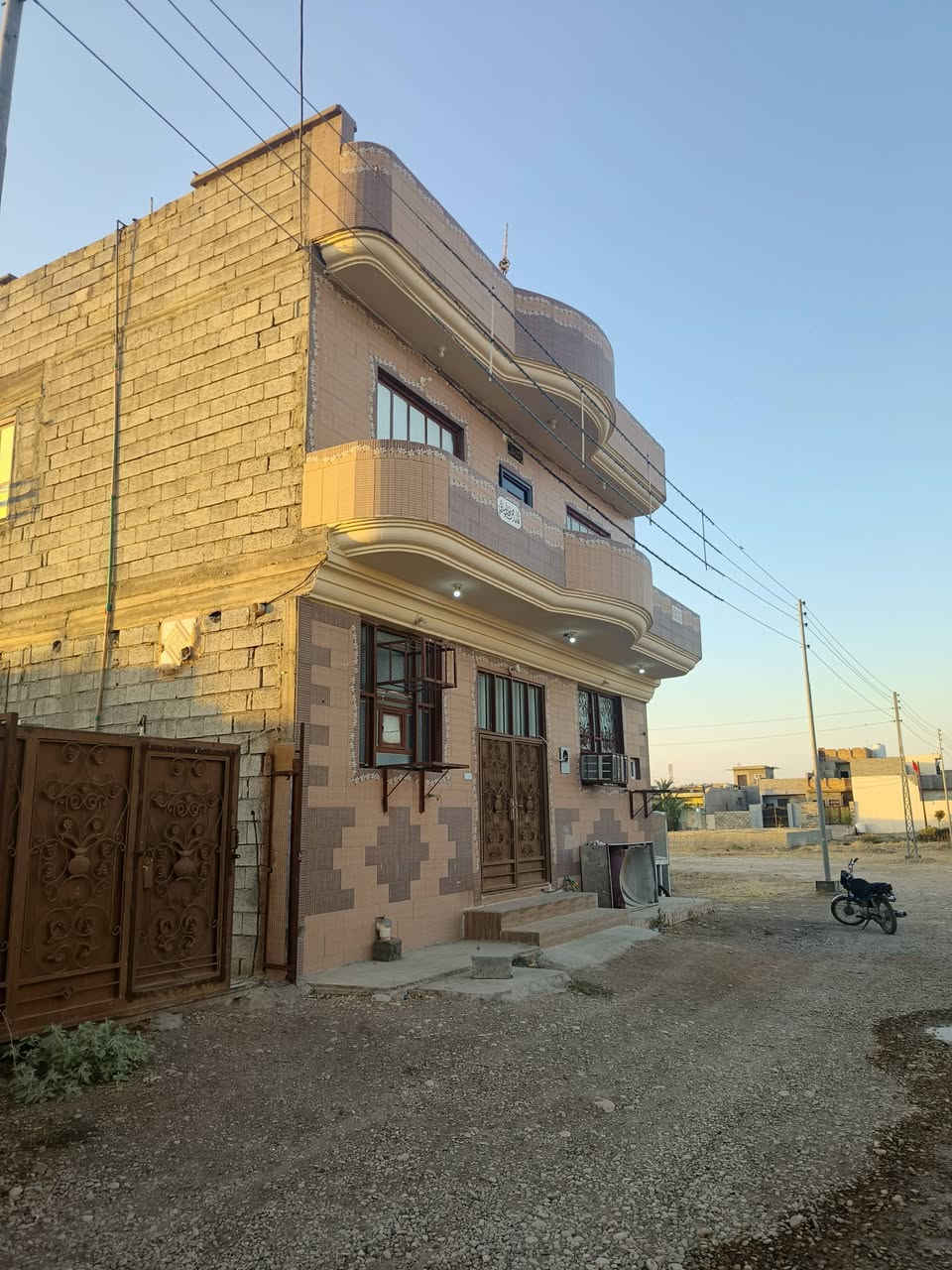 بيت طابقين للبيع مساحه ١٠٠ حديقه وكراج ١٠٠ ❗🛑
بيت طابقين بناء حديث 🛑
عنوان بختياري خلف مركز الشرطه 🔴
طابق الاول يحتوي على غرفة نوم ١ 🔴
صاله ومطبخ واستقبال مجموعه صحيات 🔴
طابق الثاني غرفتين نوم وصاله واستقبال مجوعه 🔴 صحيات❤سعر ٦٥ وبي مجال رقم هاتف ***********
