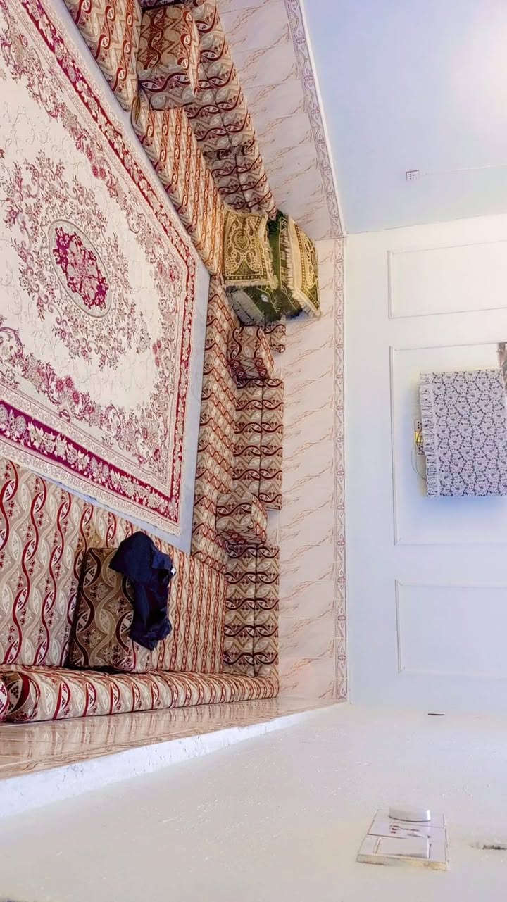 بيت بحي الزيتون 
المساحه 100 متر 
طابو صرف حر يداور باسم المشتري 
البناء عكادة والاساس صب 
جيران ذهب 
وبسعر مناسب جدا 

للاستفسار ع رقم او الواتساب ***********
