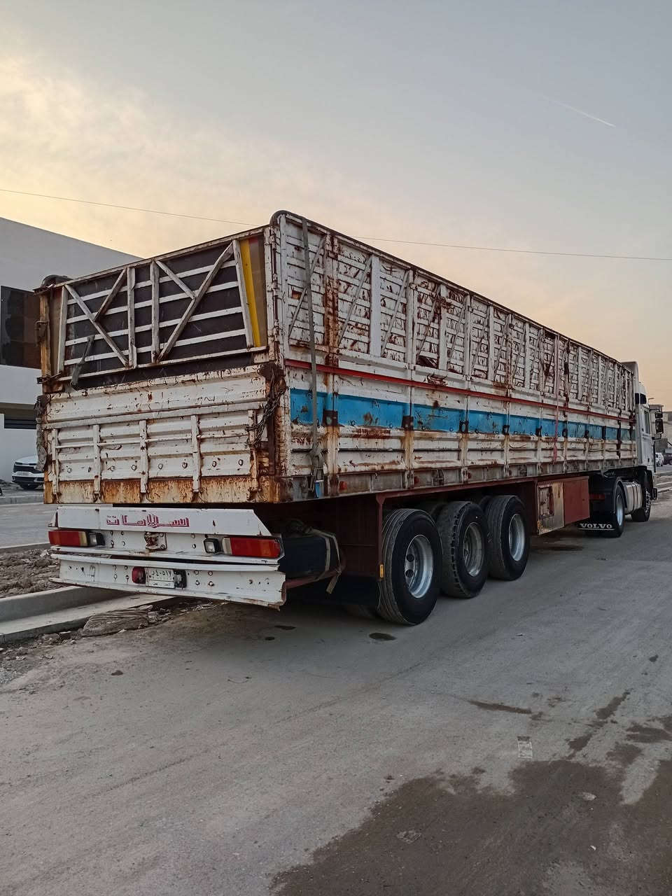 السلام عليكم 
عربانه حداديه للبيع شاصي 16
دناكير 14 تركي طول العربانه 12.50
 ارتفاع الاصفاح 190  تايرات نص عمر 
بغداد شارع فلسطين ***********
