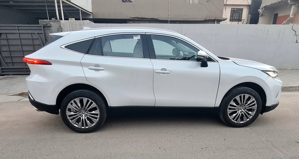 السلام عليكم تويوتا فنزا هايبرد محرك ٢٥٠٠  وارد امريكي موديل ٢٠٢٤ مرقمة بغداد  ماشية ٧٤٠٠ ميل فقط  بيهه صبغ جامغ وبنيد  فئة XLE السيارة جاهزة من كل شي كشنات جلد هيتر بالكشنات الامامية رادار امامي خلفي توقف ذاتي  وحساس امامي خلفي داخلهه صاج الصندوك كهرباء ويفتح بالركلة دخول ذكي ٥ بصمات السعر ٢٢٥ وبيهه مجال مكان السيارة بغداد الدورة  للاستفسار *********** وسام ابو سيف ***********١
