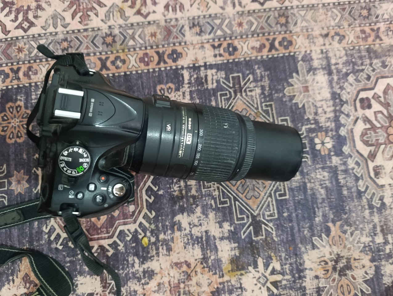 كامره نيكون5200
زوم رياضي 
هود دبل بطاريه 
تحكم من بعد 
مع شاحن 
للاستفسار الاتصال على الرقم 
***********
