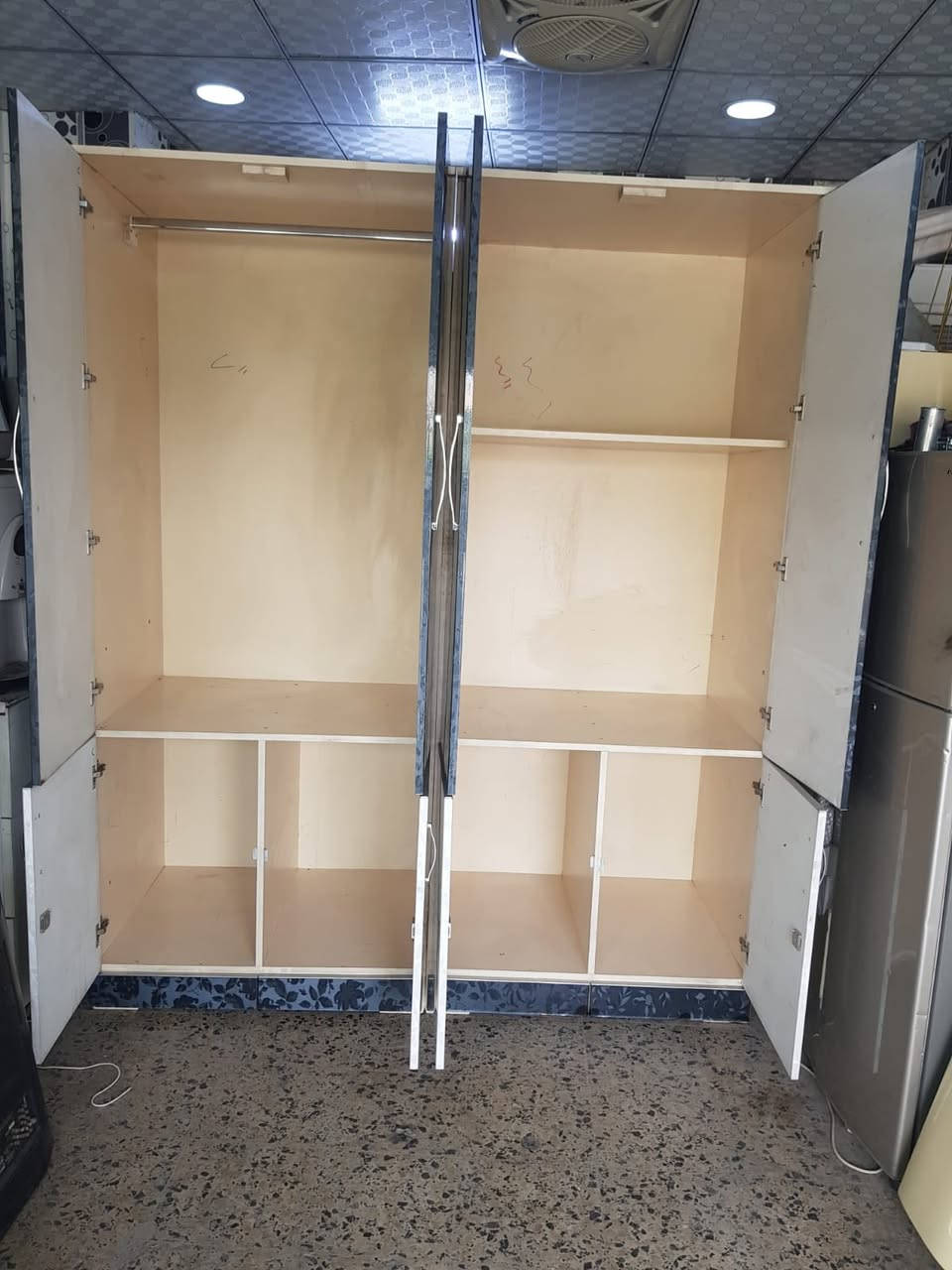 كنتور ٤ ابواب خشب تركي حطاطة بدون اي كسر او خدش السعر خاص او اتصال ***********
