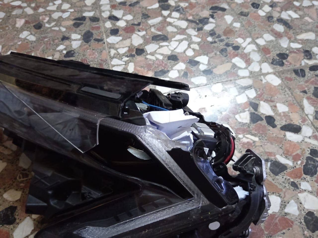 سلام عليكم لايت كي فايف  موديل 2025 صفحه اليسره مكسور  بس شغال  قيم وخذا المكان حي العامل 
***********
