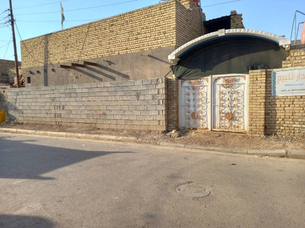 رقم الهاتف *********** واقع حال والدولة تريد طوبها المنطقة لان وفرت بيها كل الخدمات السعر ٨٥ وبي مجال يحتوي على غرفتين نوم وصاله جبيرة ومطبخ وديوانية وستارة عالية تقريبا مترين عمارة, ميسان
