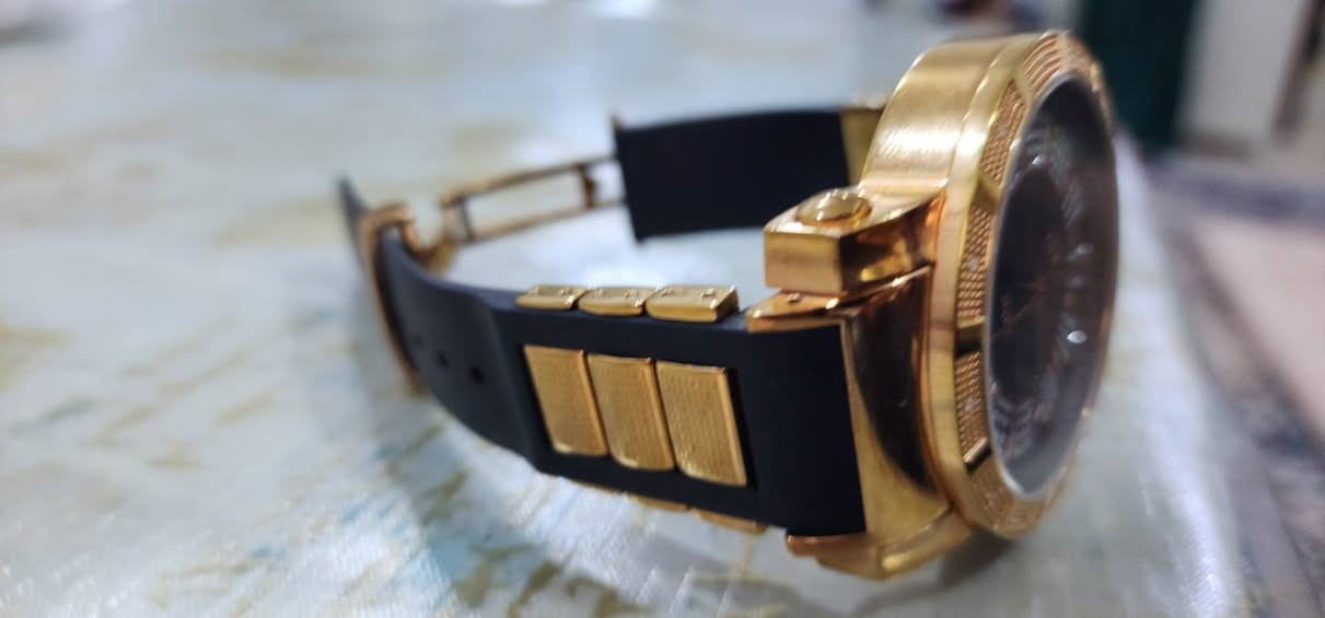 ساعة اصلية مختمة فول ١٢ الماسة جتني هدية واريدها ب١٥٠ الف يرادلها باتري فقط ***********
