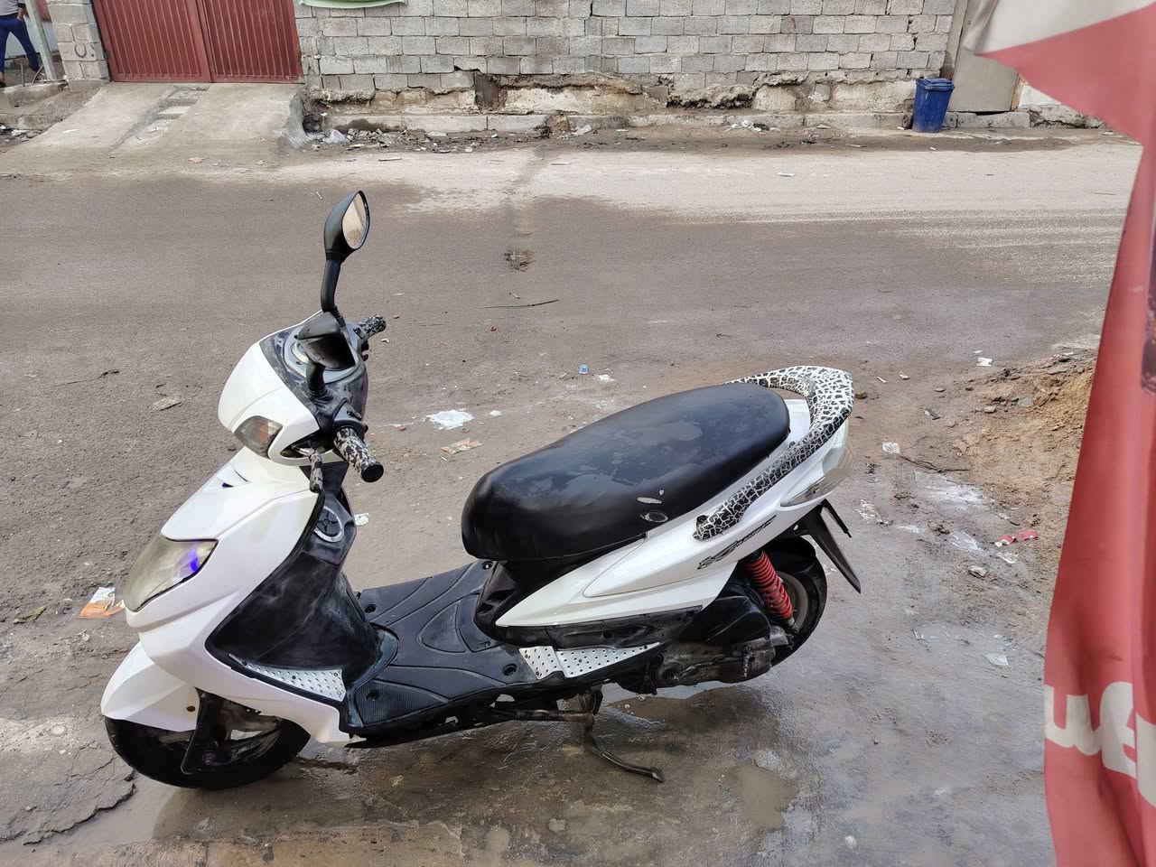 السلام عليكم ورحمة الله وبركاته مساء الخير اخوان سكنس فحل كبريتر دراجه بلادي فقط مره وحده تجفيت كهربايت  شغاله البيع لو مراوس ماكس عدله فقط لسعر 500 بيه مجال بسيط الدرجه بس خرز مال كلج امامي ترايش موجوده بس اني ما شدهن 
ممكان الدراجه بغداد الزعفرانيه دور الشرطه قرب صيدليه رينه علي الرقم الهاتف  *********** احمد وسام
