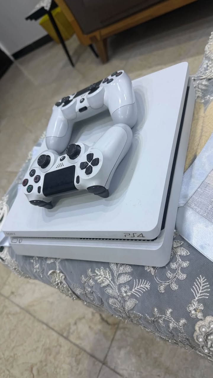 بلي 4 سلم ابيض للبيع
نظيف جدًا 
جويستكات ثنين اصليات ويا 
كل غراضه موجوده وحتى الكارتونه موجوده 
اريد ابيعه لان عندي حاسبه وما استخدمه 
بي 3 نسخ فيفا من ال22 لل24 
السعر 300 الف
للاستفسار ***********
الموقع بغداد
