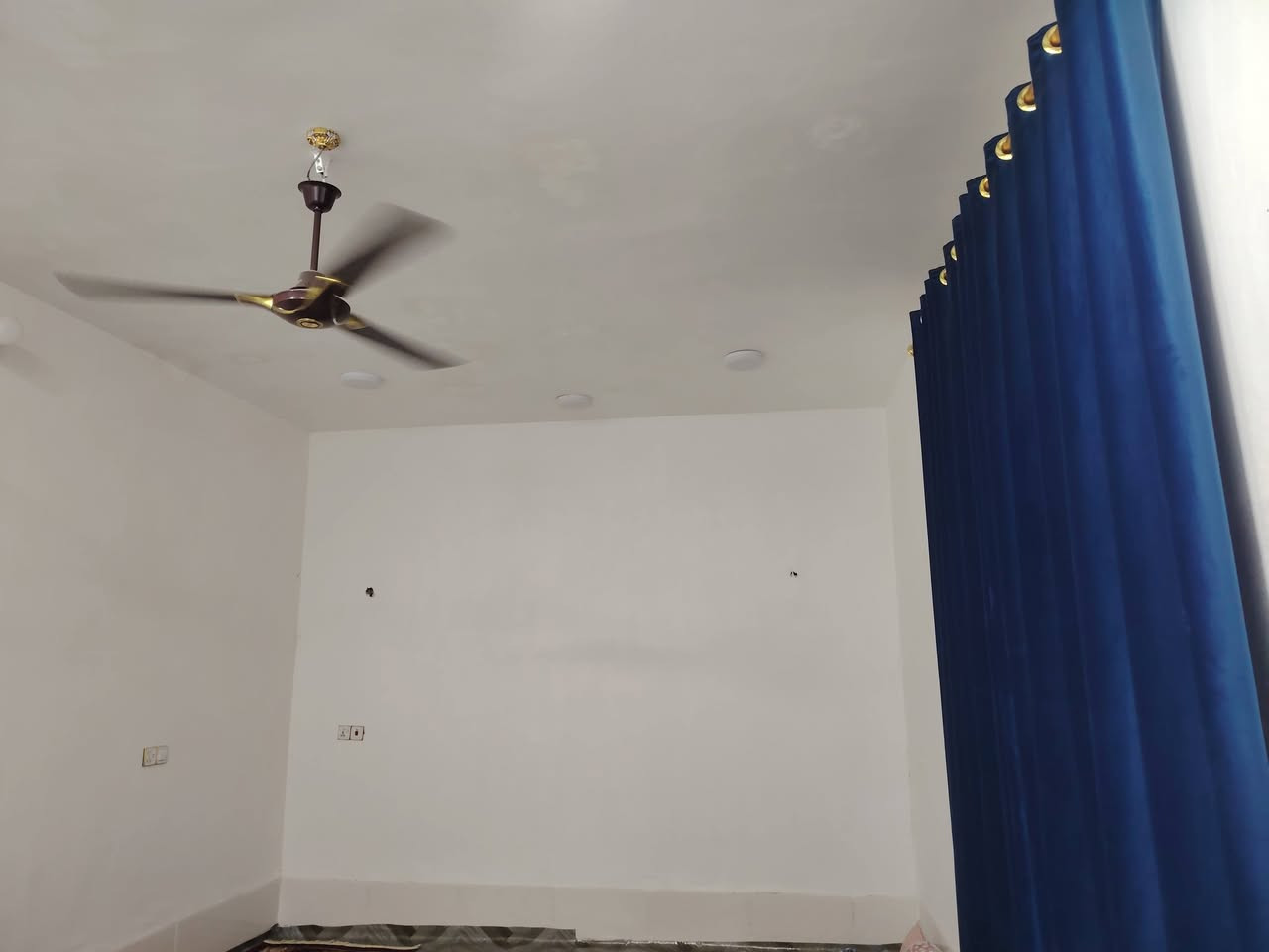 دار للبيع مع قطعة أرض مجاوره للبيت مساحتها 600م 
بيت بناء حديث طابوك سقف عكاده مكون من غرفتين وصاله ومطبخ واستقبال وصحيات داخليه
مساحة البناء 180م
موقع الدار في شارع السياحي منطقة المزيديه مقابيل شارع مدرسة الابطال يبعد عن الشارع العام 100م
للاستفسار الاتصال على الرقم ***********
