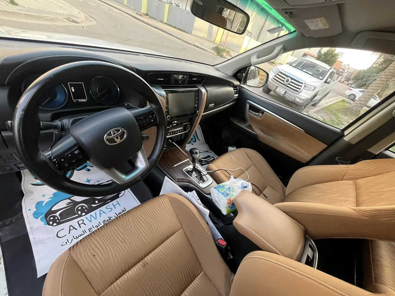 السلام عليكم .. 
فورتشنر ٢٠٢٣ خليجي 
فل مواصفات 
فوريل ودفلوك خفيف وثقيل 
شاحن لاسلكي 
شاشة كبيرة تدعم ابل كار بلي 
ثلاجة 
داخل قرميدي وتطعيم قرميدي 
تبريد بيانو 
ويل لكزز فول
لايت led بلادي  
ماشية ٧١ 
صارت بيها ضربة خفيفة بالجنطة وصلحتها تصليح بالوكالة ساز
 مكان السياره بغداد حي الجامعة 
سعر ٢٩٥ وبيها مجال ان شاء الله 
***********
***********
