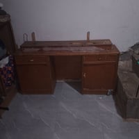 ميز مكتبي • توصيل خاص • مكسور