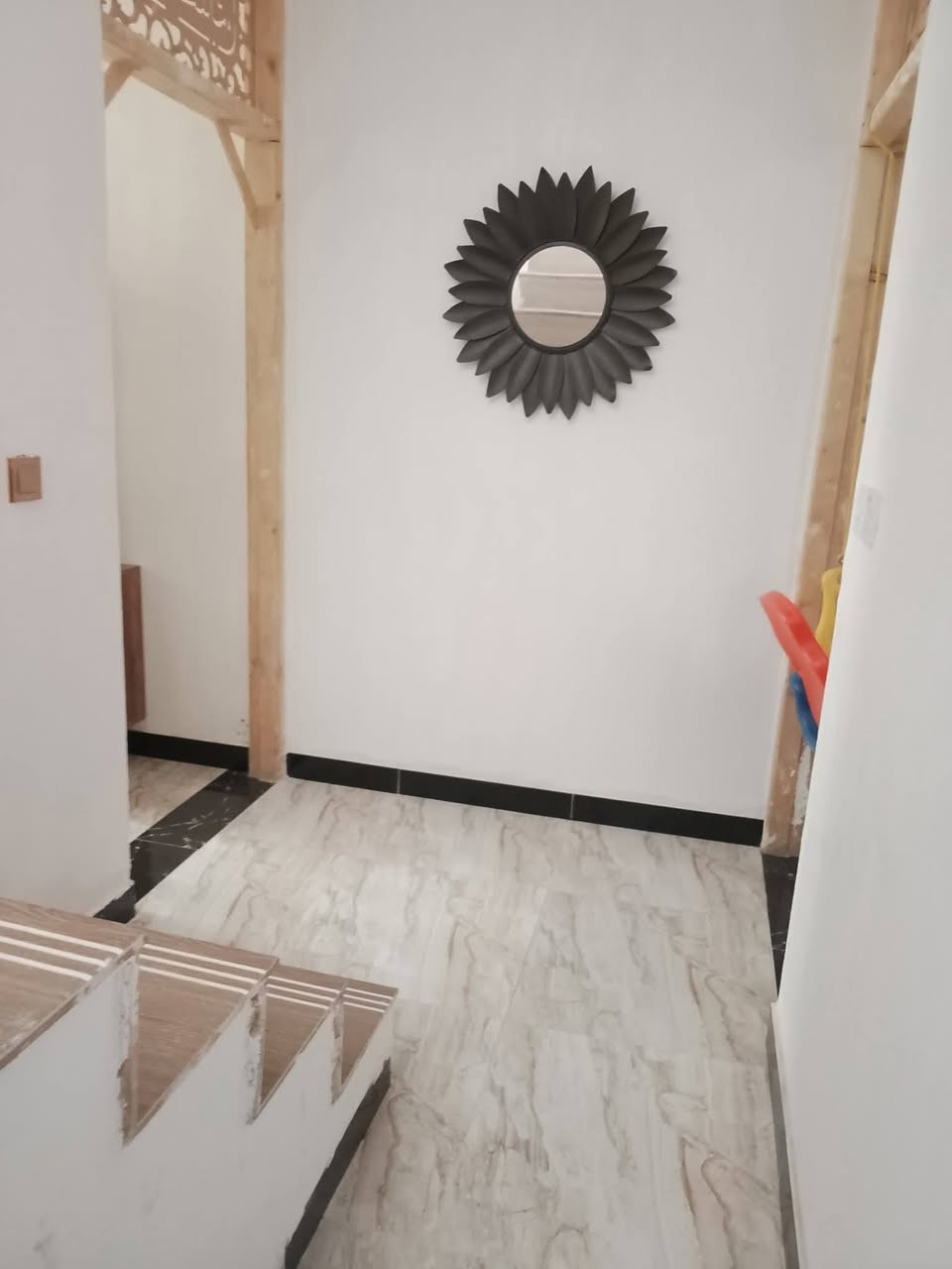 السلام عليكم بيت مساحة 50متر طابو زراعي يتكون من استقبال ومطبخ حار وبارد وصحيات خارجية وداخليه والطابق الثاني يتكون من غرفتين نوم وبيتونه كبيره وسطح   بناء حديث المنطقه كامله من حيث كهرباء وماء ومجاري البيت قريب ع شارع العام بصف الركن  العنوان سويب قرب شرطه الرابعة 
 السعر :50 وبي مجال *********** هذا رقم الهاتف وبي واتساب
