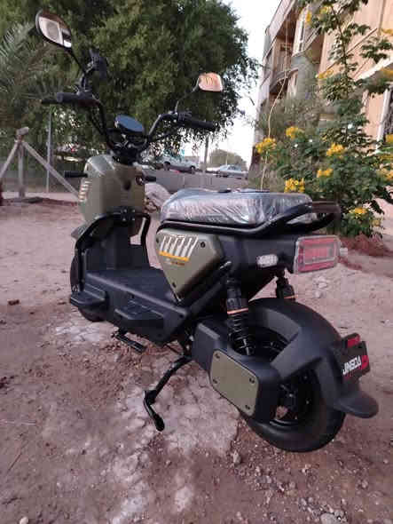 السلام عليكم دراجه شحن Papy Apiche شركة jINGDA جديده جدا بعدها بلزكات الشركه. بطاريات كبار دبل عدد 5 . ثلاث سرع سرعتها ٩٩ بالشاشه حقيقي ٧٠. بريك امامي وخلفي بالمكان دهن  دسك قرص صلب. بلوتوث.  السعر ٥٠٠ الف. مكاني بغداد  *********** اتصال أو واتساب
