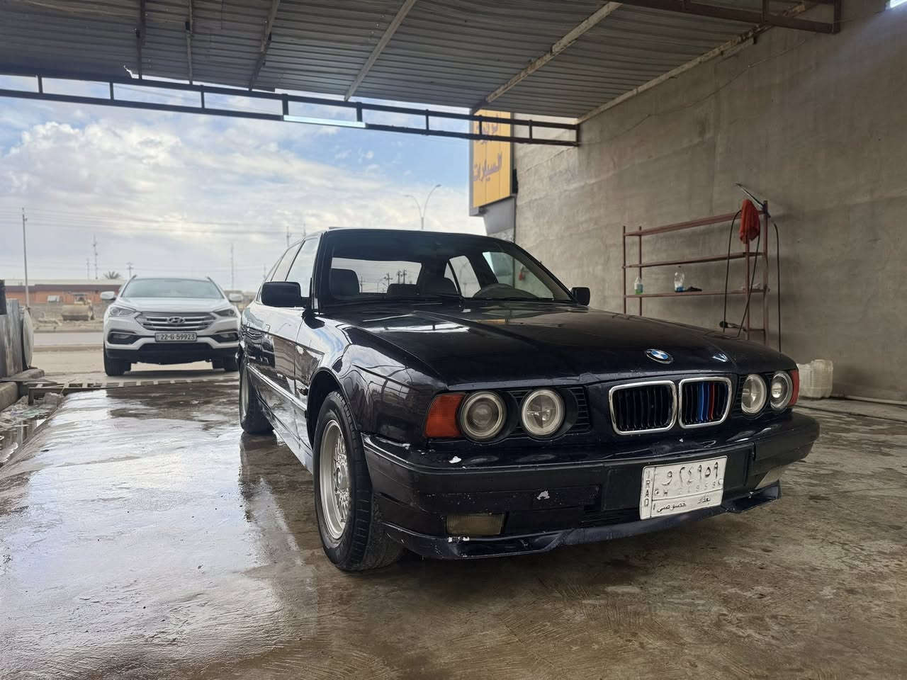 بيم 525
محرك كبس مسكر شرط لاصرف ولا بخار
كير شرط اوتو
كهربائيات كلها شغاله
فتحه بل سقف
جام كهرباء اربع 
بجم عريض 
ويل خليه وتخم تاير جيتي الاصلي 
مصبوغه الجماليه 
تريها ٢٠٠ شرط 
رقم بغداد 
***********  مكاني بيجي
