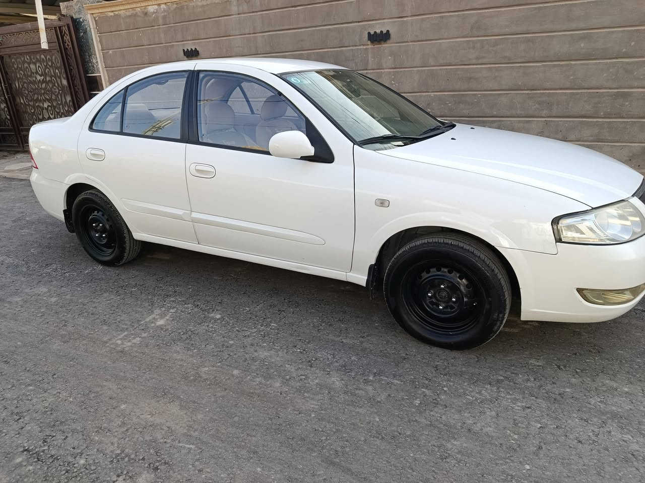 نيسان صني موديل ٢٠٠٨ جديداً بمعنى الكلمة تحكم مري دكم اربع بيبان حدادية كاملة باتري جديد تخم تايرات السعر ٩٥ وبية مجال مكاني ديوانية السيارة بسمي ***********
