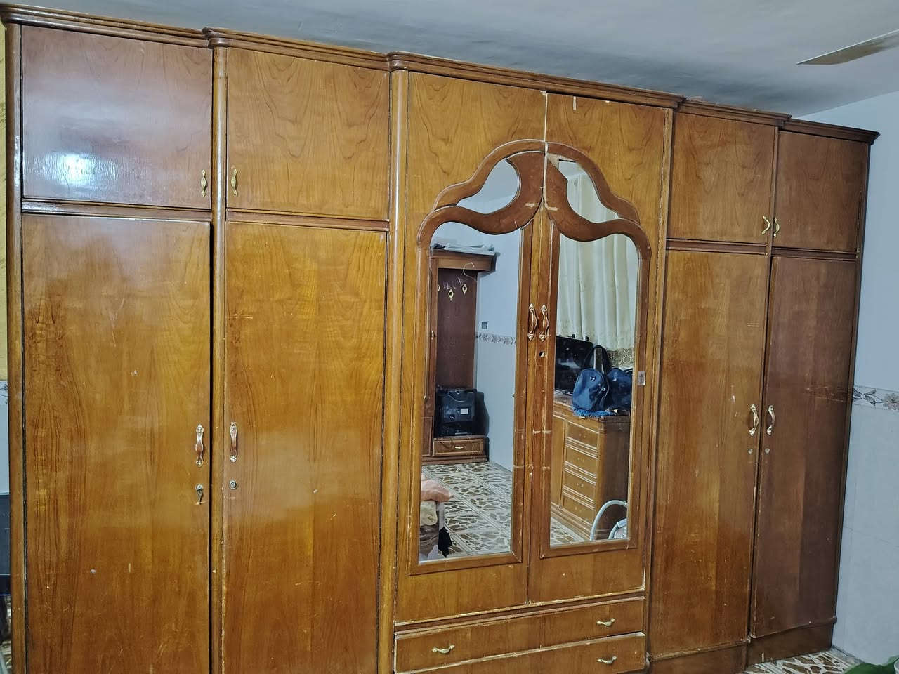 متاح غرفه نوم حطاطه نضيفه يرادلها صبغ ويدات فقط دواخلها كله نضيف كنتور ابو ملحق 3امتار داخل خارج صاج
صور واضحه سعر 700بي مجال 
مكان رمادي شارع20
***********
