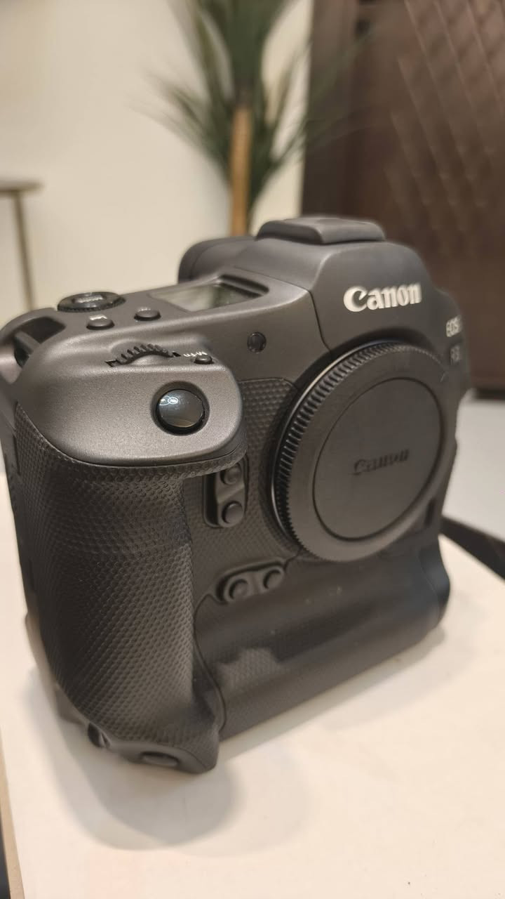 للبيع: كاميرا كانون Canon EOS R3 بحالة ممتازة
أعرض للبيع كاميرا Canon EOS R3 الاحترافية، بحالة ممتازة ونظيفة جدًا، تعمل بكفاءة 100% دون أي مشاكل فنية.

المواصفات:

الحالة: ممتازة

الاستخدام: استخدام شخصي

جميع الوظائف تعمل بشكل كامل

تأتي مع البطارية الأصلية والشاحن وجميع الملحقات الأصلية 

السعر: (3500)$

للتواصل والاستفسار عبر الرسائل الخاصة أو الاتصال على: (***********).

الكاميرا مناسبة للمصورين المحترفين في مجالات الرياضة، الحياة البرية، والأحداث، وتتميز بسرعة تصوير وأداء تركيز تلقائي استثنائي.
