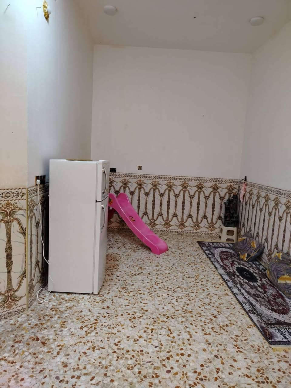 سلام عليكم بيت للبيع الموقع ابو غرق حي المرتضه عل شارع وره المدرسه المساحه ١٥٠ م طابو صرف بناء ٢٠٢٤ طلبوك غرفتين نوم أو هول أو مطبخ أو استقبل صحيات داخليه أو خارجي ***********
