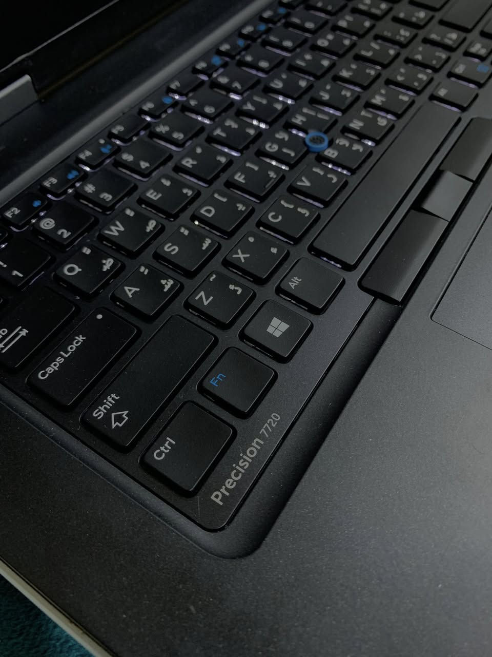 💼 محطة عمل احترافية – Dell Precision 7720
جهاز قوي مخصص للشغل الثقيل، التصميم، والهندسة،  وللمحبين العاب🔥💪

🖥 المواصفات الفنية:
▪️المعالج: Intel Core i7-6920HQ @ 2.90GHz
▪️الذاكرة: 8GB DDR4
▪️التخزين: 256GB SSD
▪️كرت شاشة خارجي 6 كيكة : NVIDIA Quadro P3000
▪️كرت شاشة داخلي 4 كيكة : Intel HD Graphics 530
▪️الشاشة: 17.3 إنج
▪️كيبورد: عربي / إنكليزي ضوئي
▪️شاحن أصلي: 240W

🛠 يشغّل برامج احترافية:
AutoCAD | Revit | 3ds Max | SolidWorks |
Photoshop | Illustrator | Premiere | After Effects

🎮 يشغّل ألعاب:
GTA V | PUBG | Fortnite | PES | FIFA |
Call of Duty | Warzone | CS:GO | Valorant

⭐ المميزات:
✔️أداء ثابت للشغل الطويل بدون تهنيج
✔️كرت Quadro P3000 مخصص للتصميم والهندسة
✔️تبريد قوي خاص بمحطات العمل
✔️شاشة كبيرة مريحة للعين
✔️يشغّل الألعاب بإعدادات متوسطة إلى عالية حسب نوع اللعبة  
✔️ مناسب للشغل + العاب بدون تعب 
💰 السعر: 475 الف وبي مجال للطيبين
📍 الموقع: بغداد المحمودية
🚚 متوفر توصيل لجميع محافظات العراق
✅ الجهاز شغال 100% ونظيف
📩 للاستفسار مراسلة خاص / واتساب
 📞رقمي ***********
